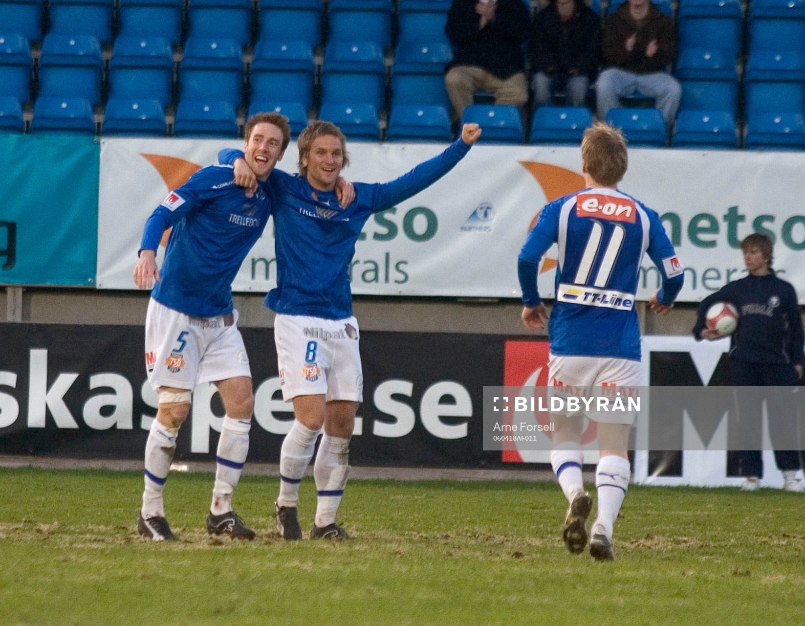   Jubel efter 2 - 0 till Trelleborg. Målskytten Mikael Bengtsson (5) och Jonas Bjurström