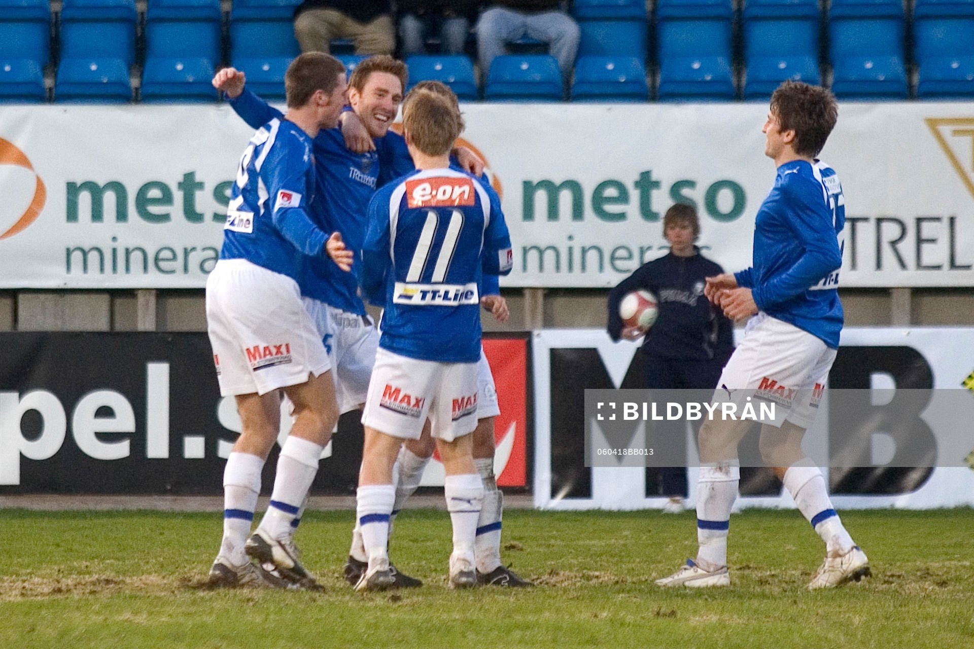 Jubel i Trelleborg. Mikael Bengtsson blir omkramad
