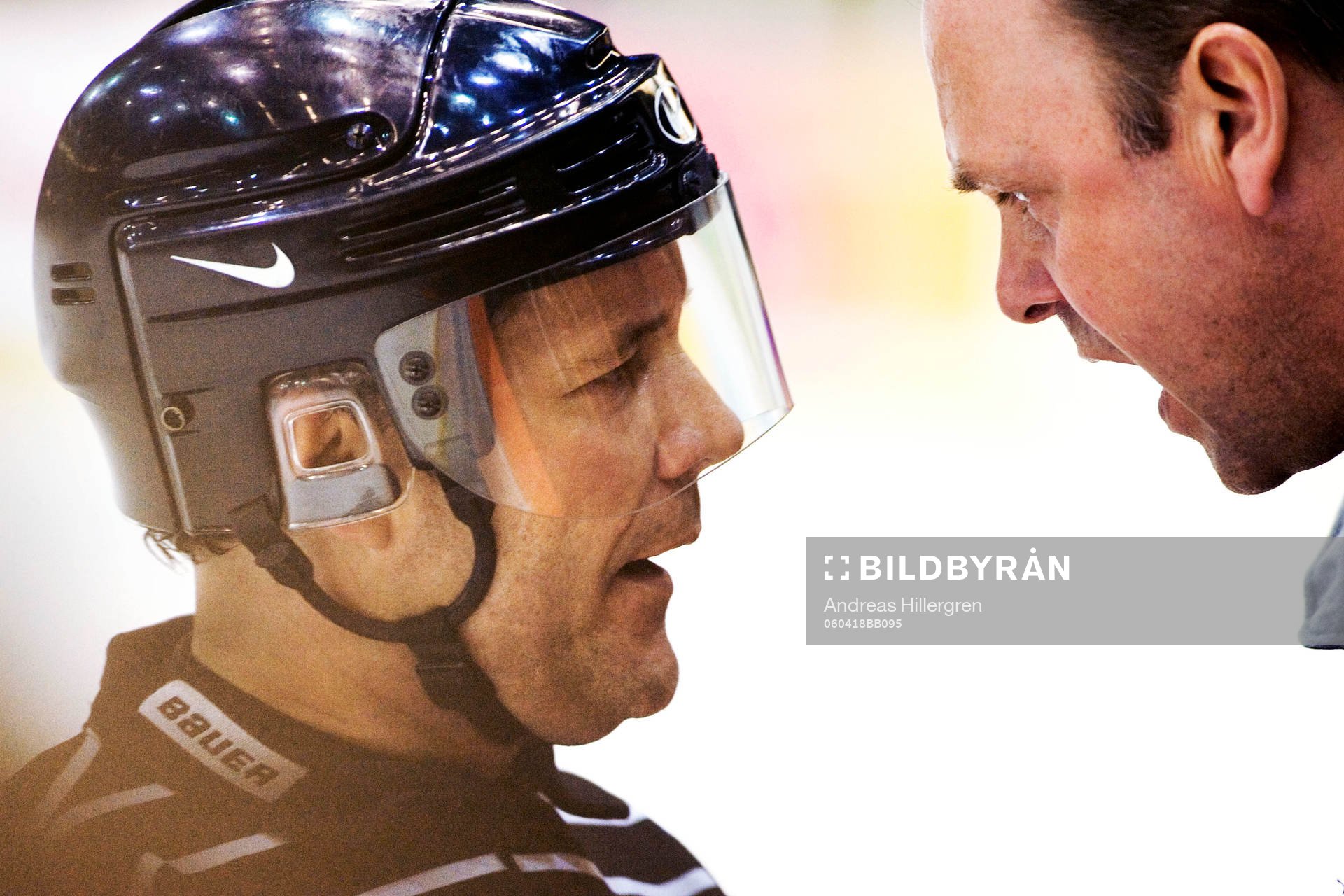 Thomas Andersson, domare diskuterar med Per-Erik Johnsson,