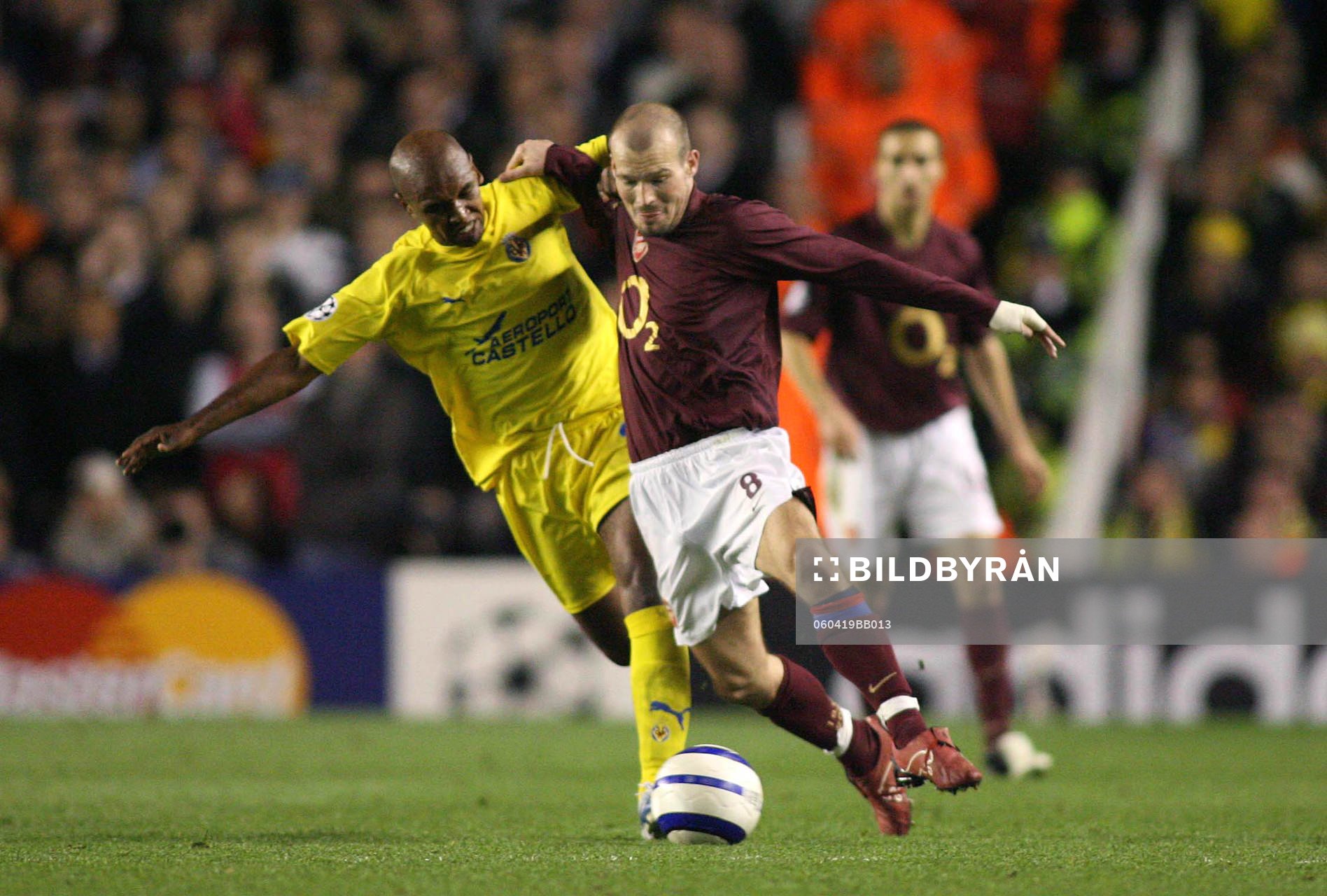  Fredrik Ljungberg, Arsenal håller undan Marcos Senna, Villarreal.