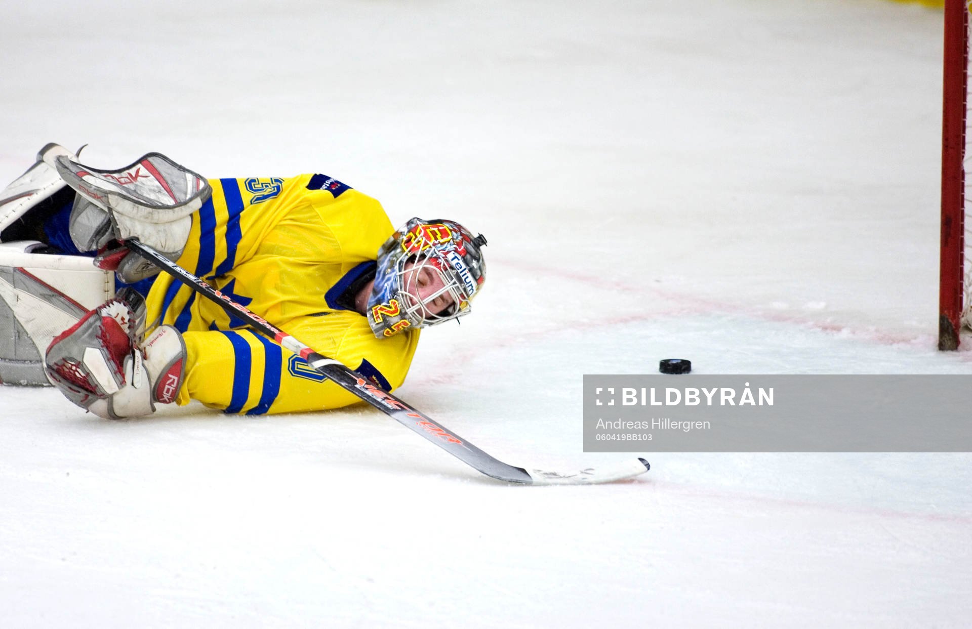 Jhonas Enroth, målvakt kan bara titta på pucken