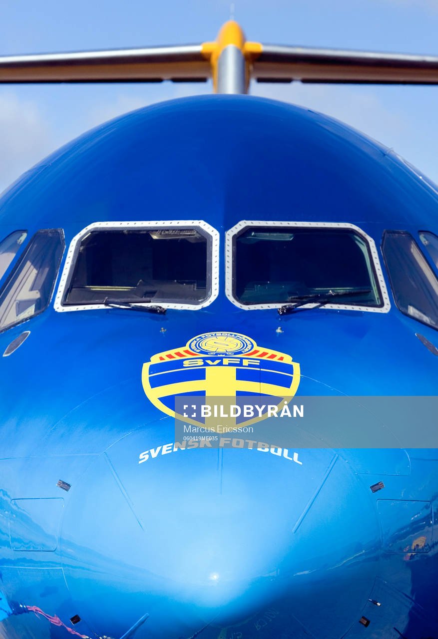 Svenska Fotbollförbundets Flygplan som landslaget kommer