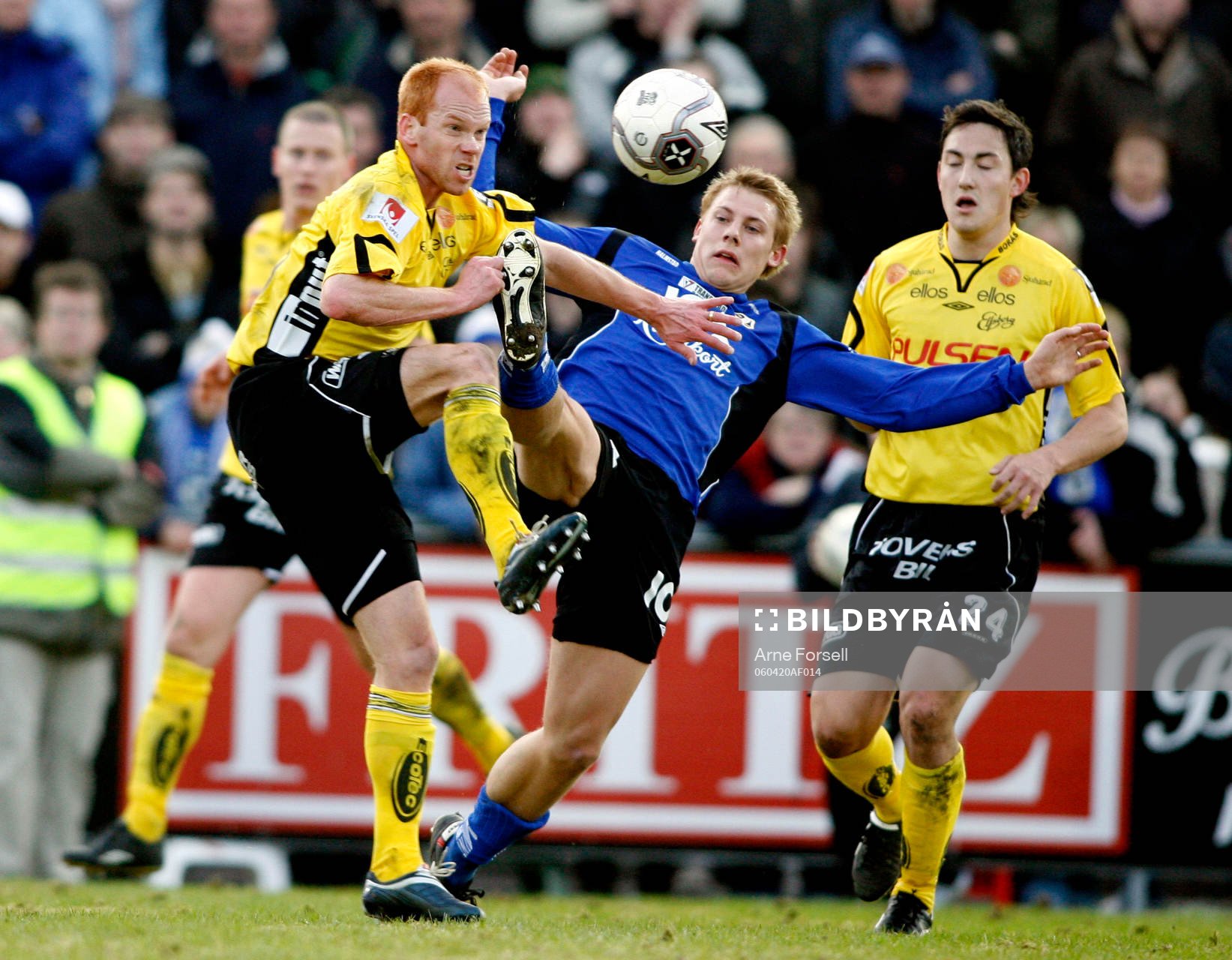 Här drar Patrik Ingelsten, Halmstad på sig ett gult kort