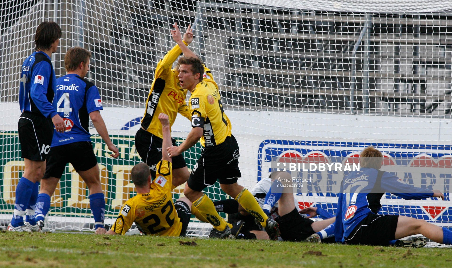 Andreas Augustsson - liggande - har gjort 1 - 0 till