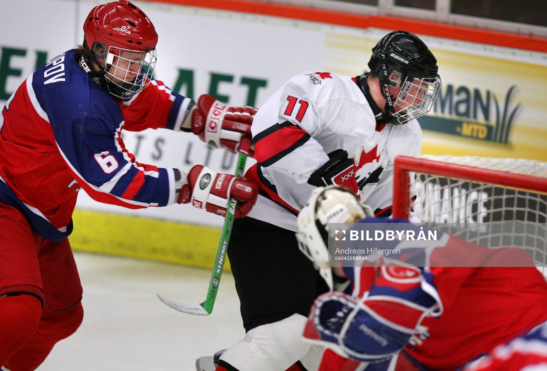Kirill Tulupov tacklar Matthew Beleskey