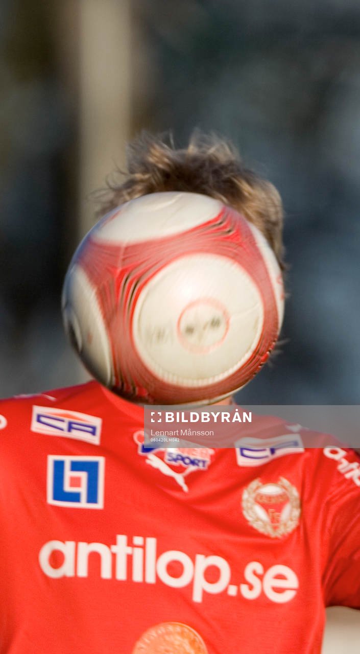 Boll mitt framför ansikte
