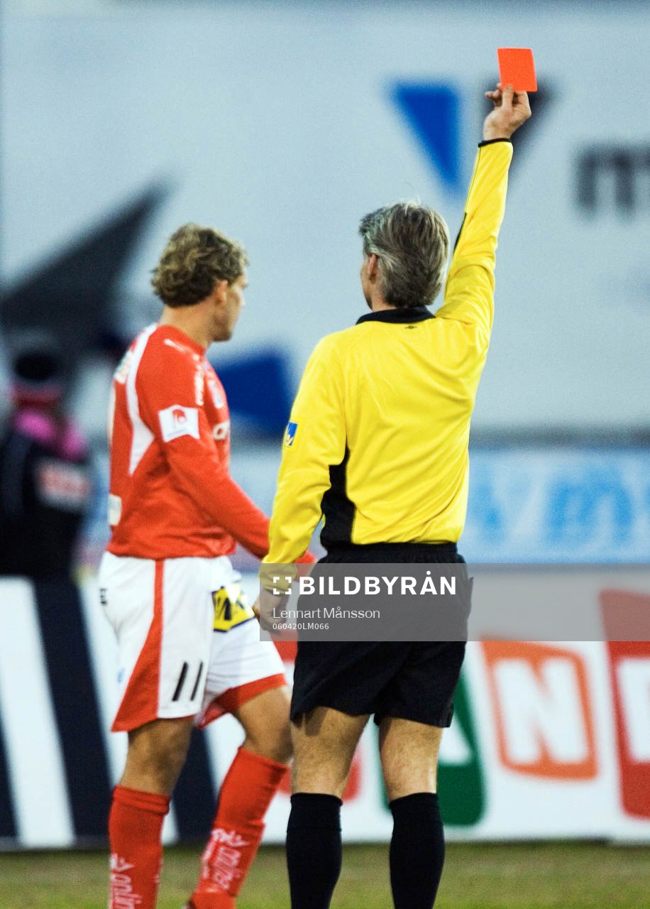 Fábio Augusto blir utvisad av domare Peter Fröjdfeldt