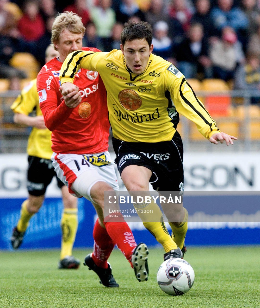 Matchhjälten Stefan Ishizaki tar sig förbi Patrik