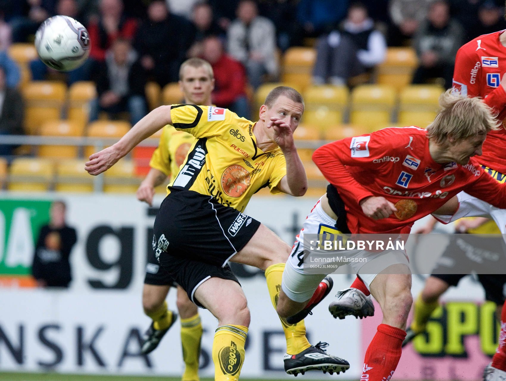   Andreas Augustsson laddar efter hörna men bollen tar på en Kalmar-spelare.