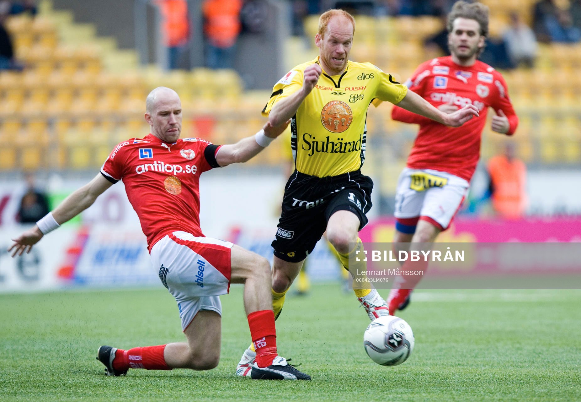 Magnus Samuelsson flyger över Henrik Rydströms ben
