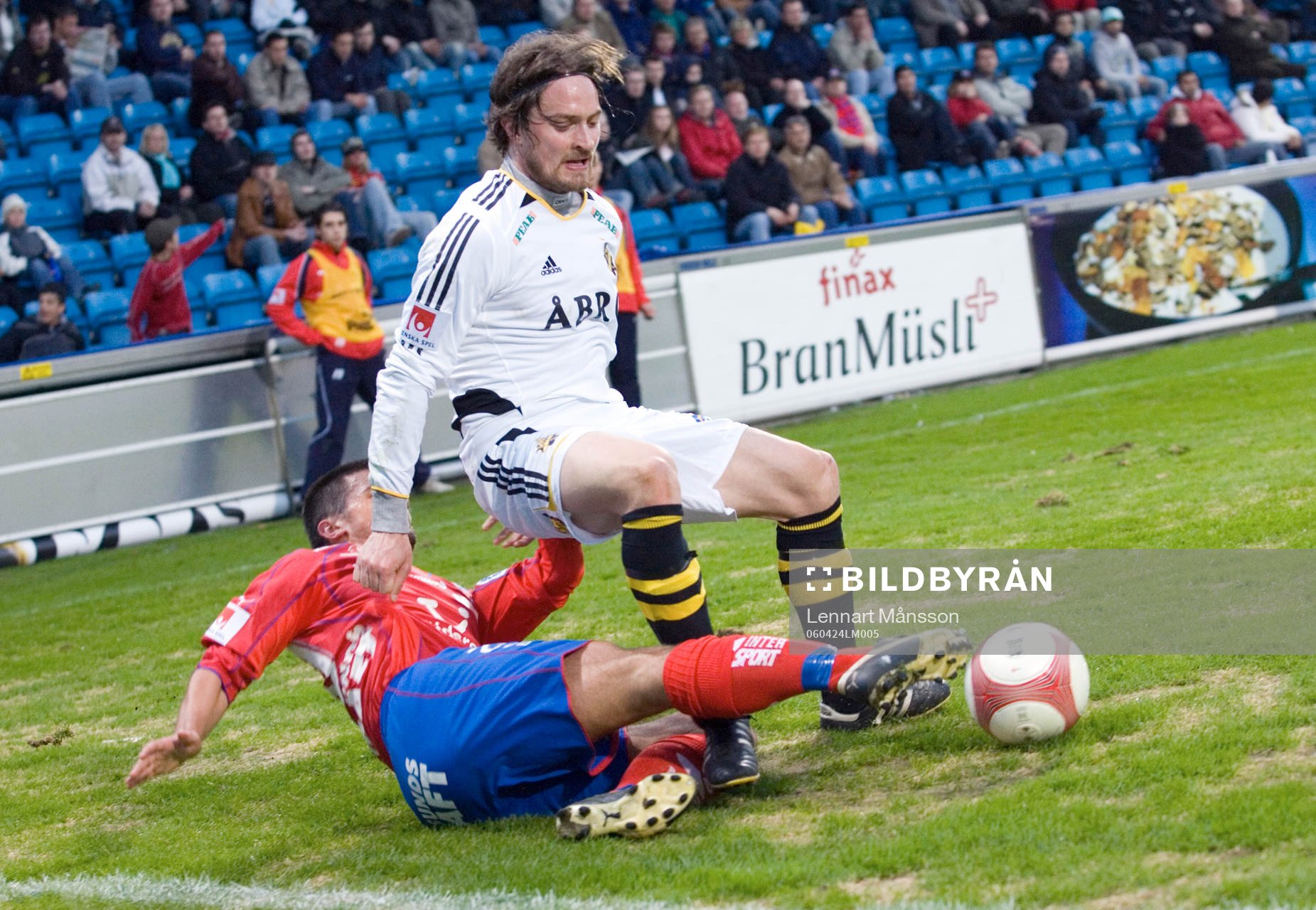 Mats Rubarth, AIK, i närkamp. Tackling
