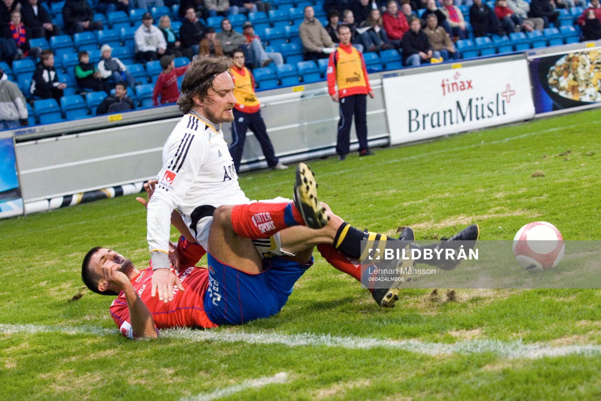 Eldin Karisik, Helsingborg, och Mats Rubarth, AIK, faller