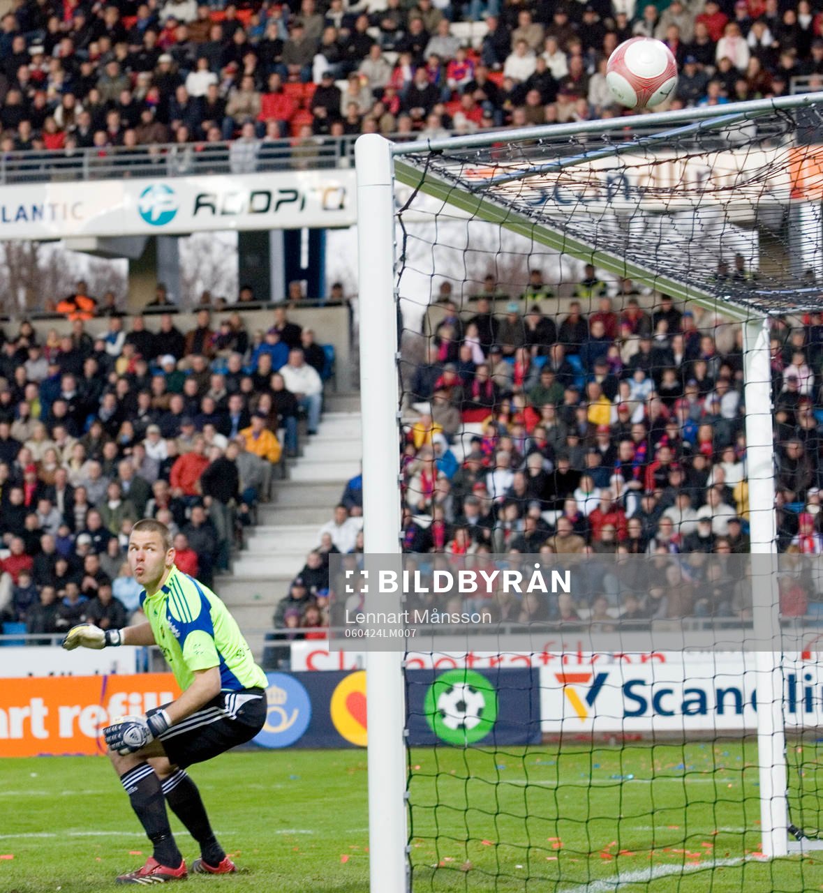 Daniel Örlund, AIK. Bollen tätt över ribban