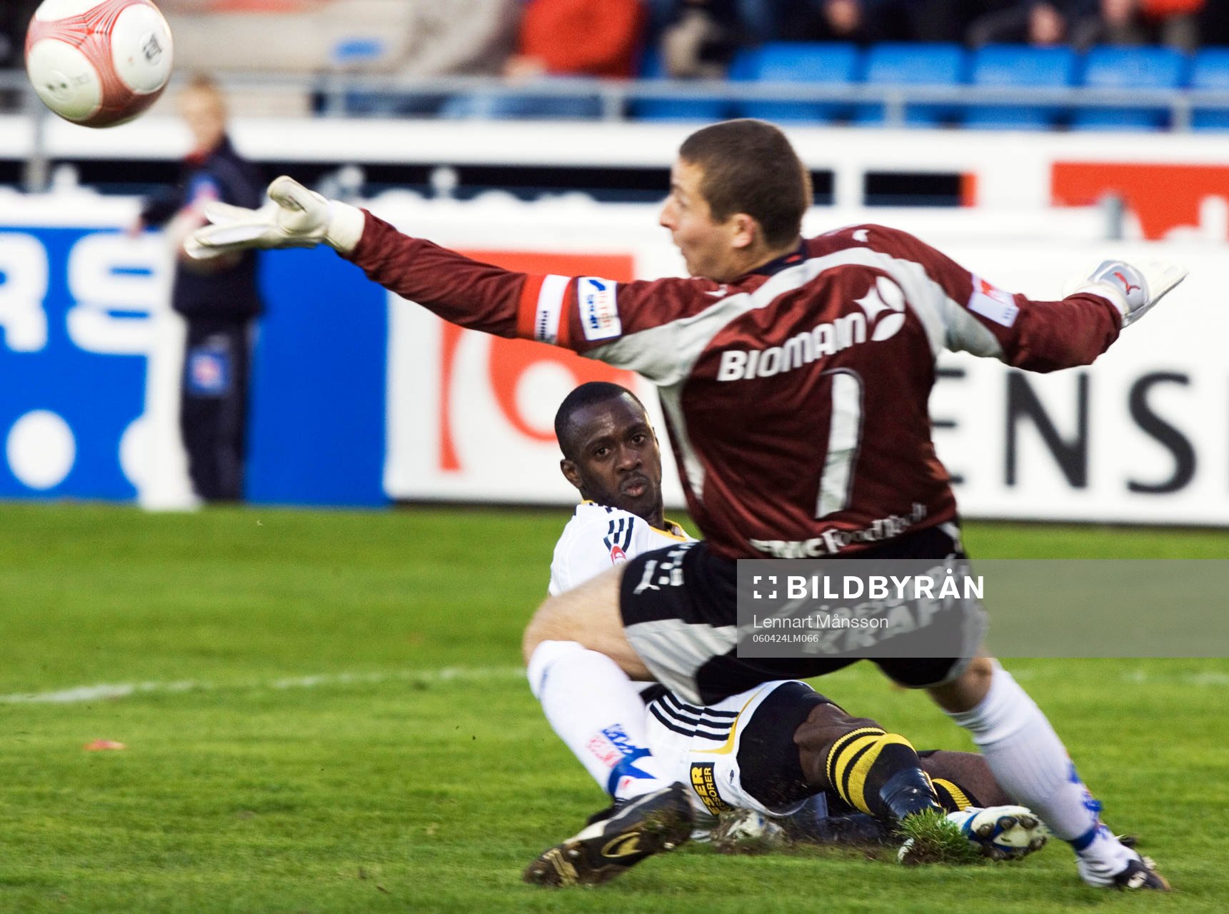 Dulee Johnson skjuter förbi Daniel Andersson, i stolpen.