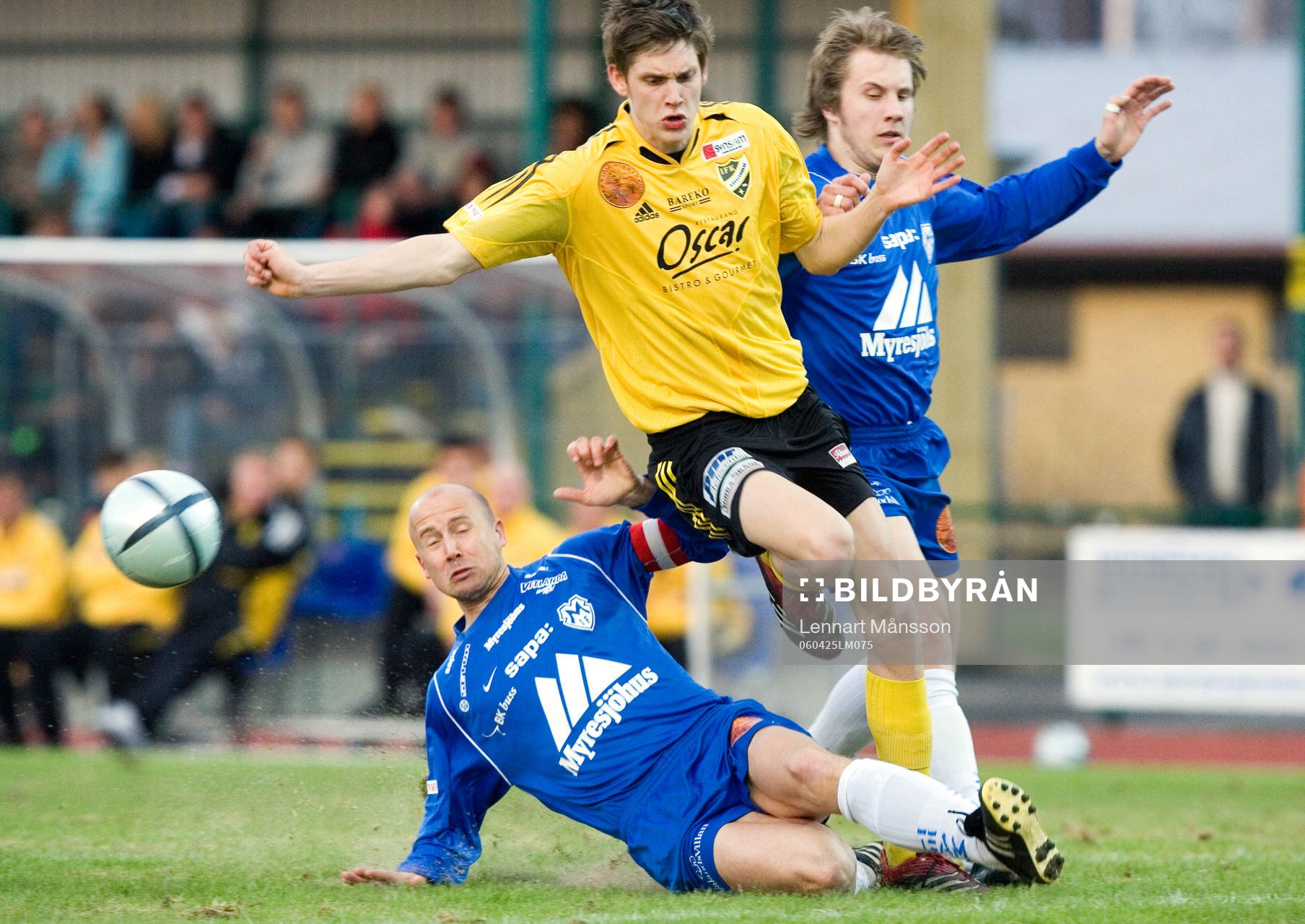 Simon Larsson trängs mellan två Myresjö-spelare