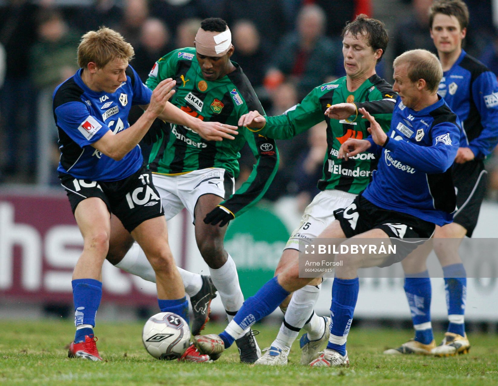 Halmstads Patrik Ingelsten och Andreas Johansson kämpar