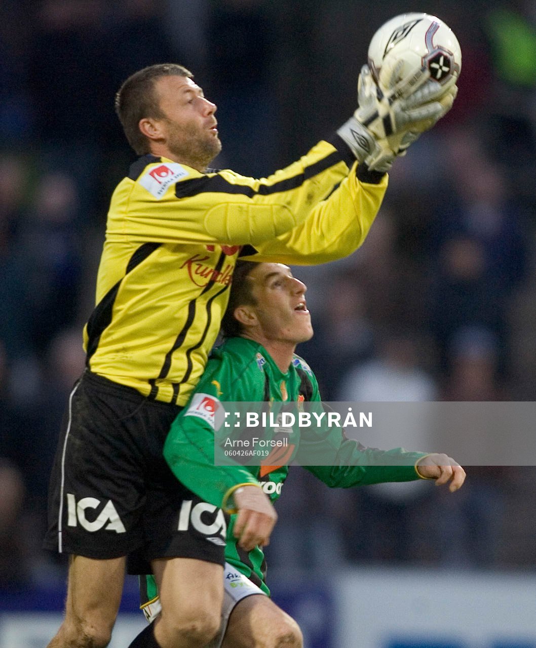Conny Johansson, målvakt, Halmstad kniper bollen framför