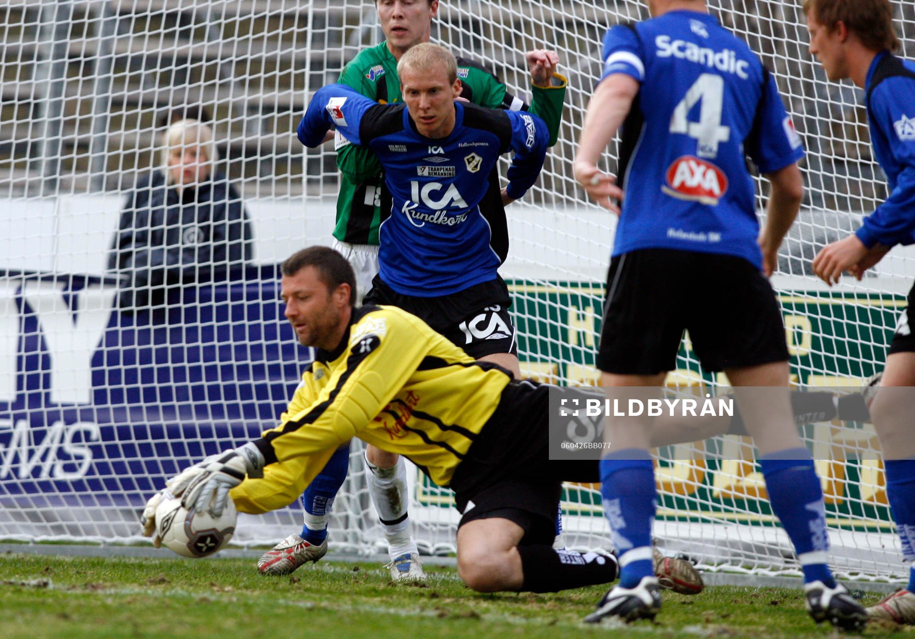Conny Johansson, målvakt, räddar en boll