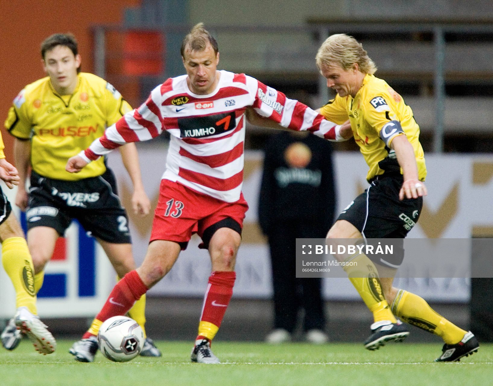 Målskytten Hasse Berggren trixar med Stefan Ishizaki och