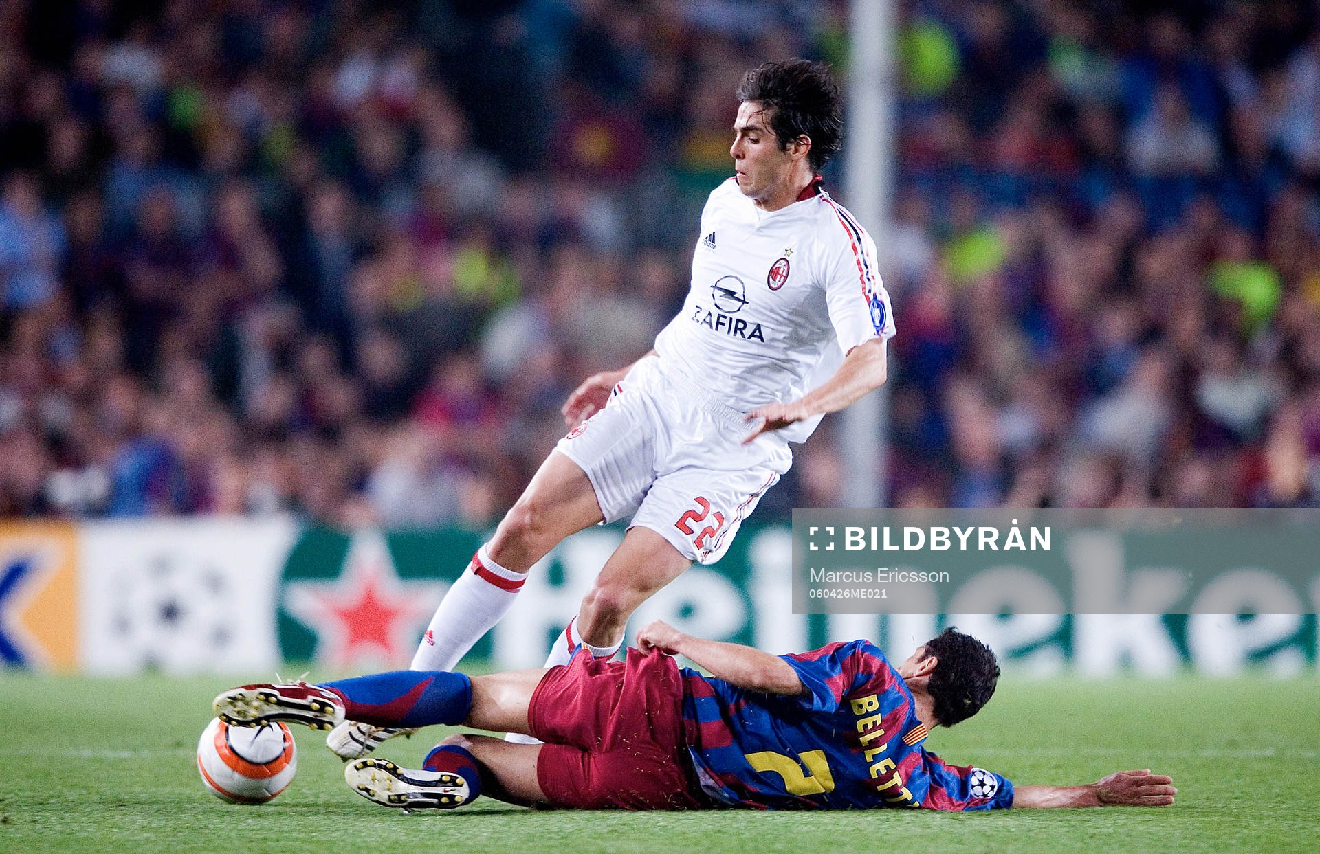 Kaká, Milan stoppas av Juliano Belletti, Barcelona