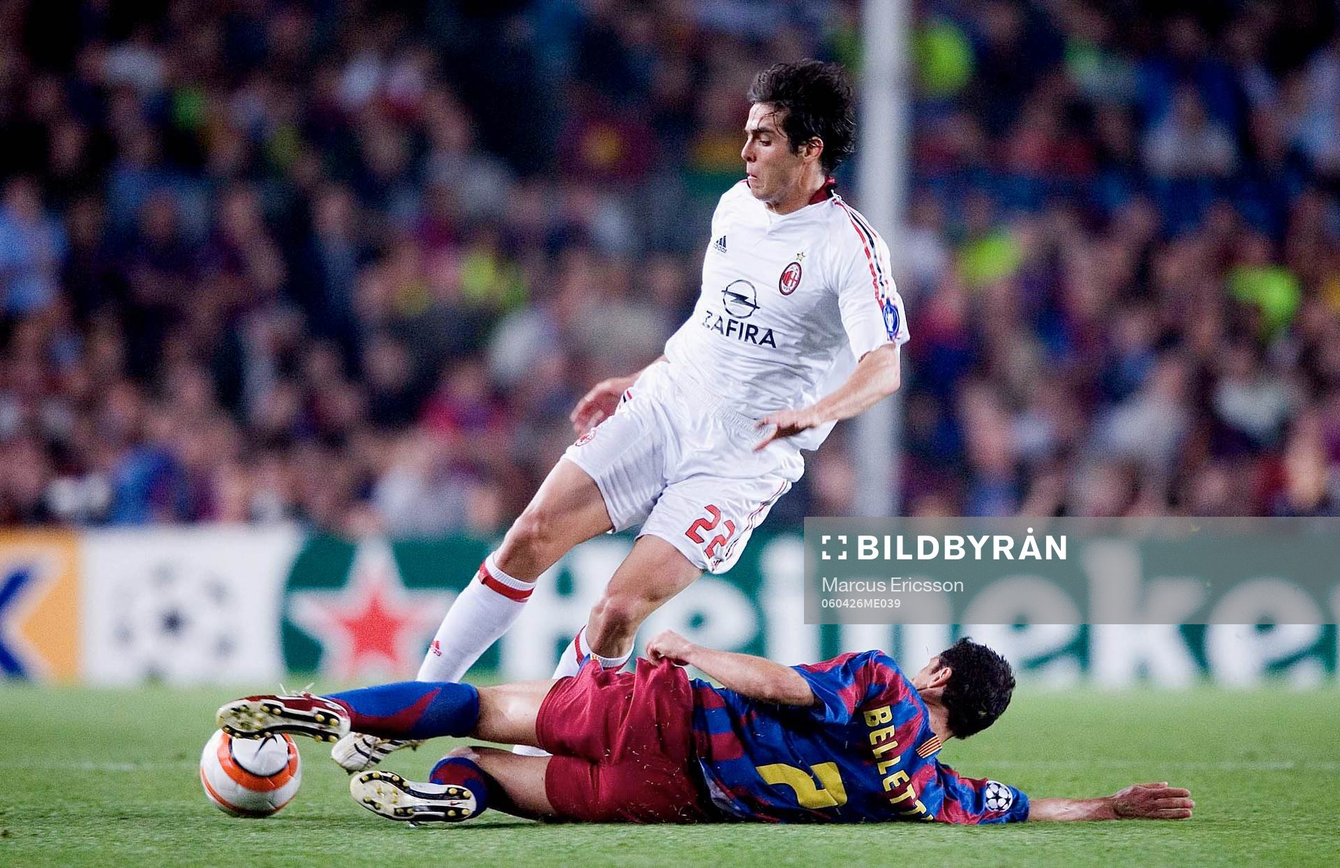 Kaká, Milan stoppas av Juliano Belletti, Barcelona