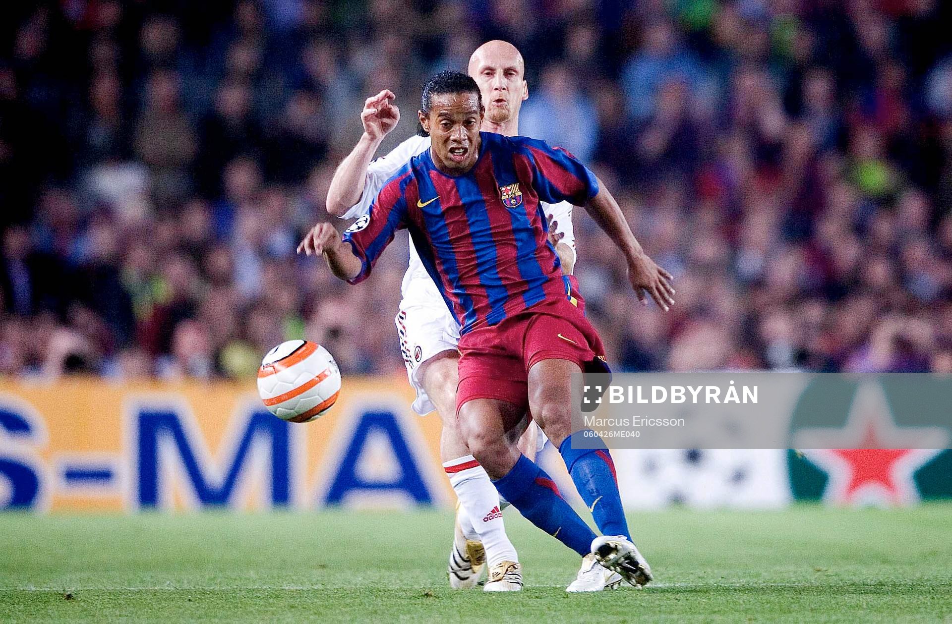 Ronaldinho, Barcelona tar emot bollen