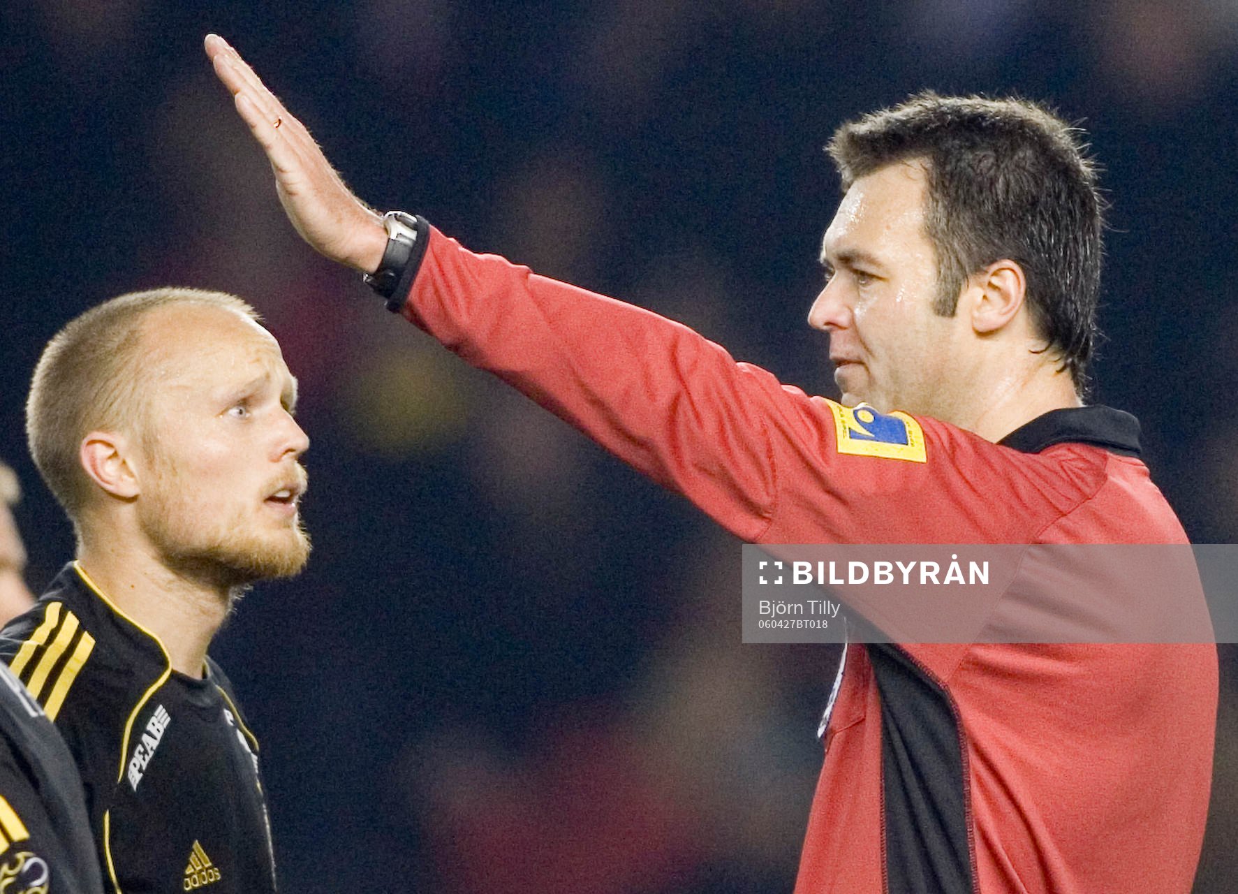 Nicklas Carlsson, AIK och Martin Ingvarsson, domare
