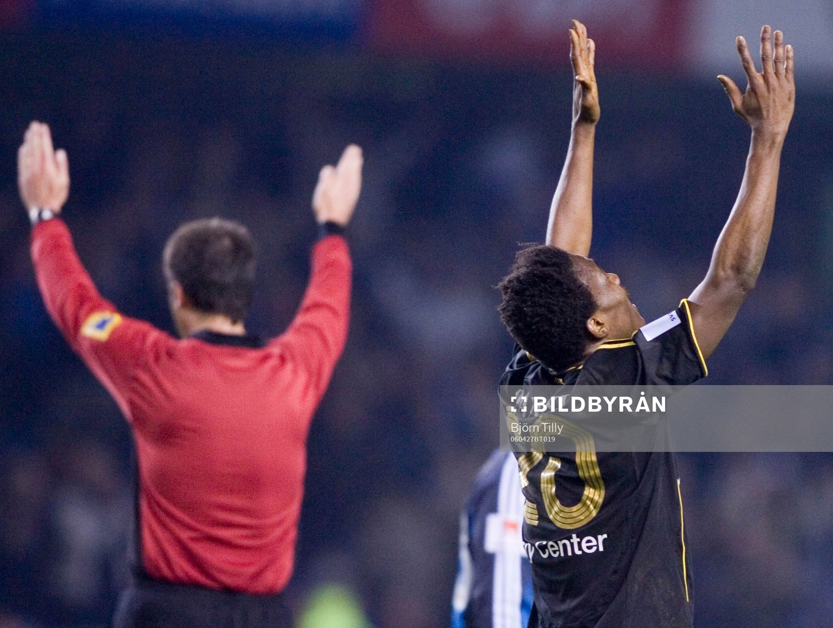 Martin Ingvarsson, domare och Derek Boateng, AIK