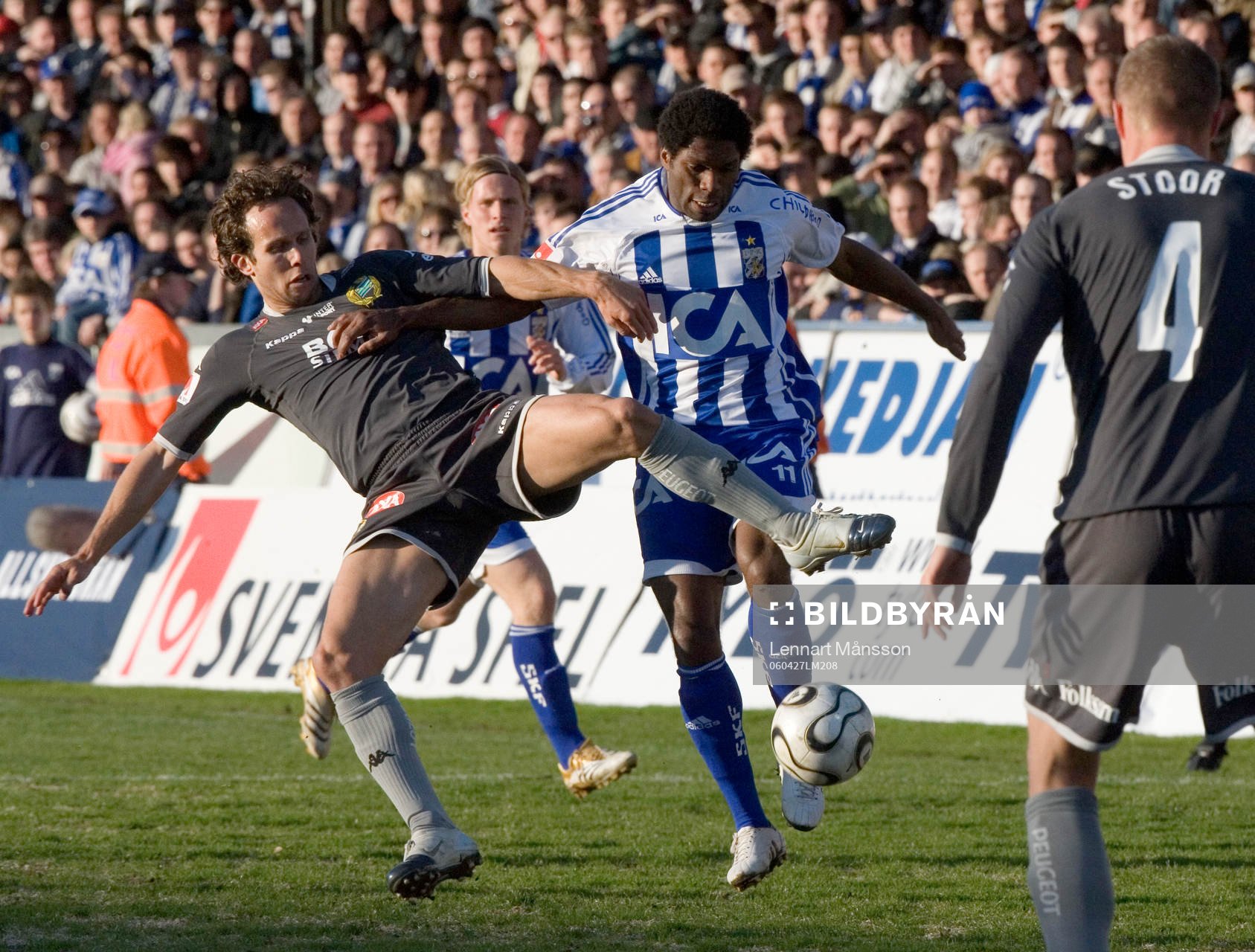   Petter Furuseth Olsen stoppar Samuel Wowoah.