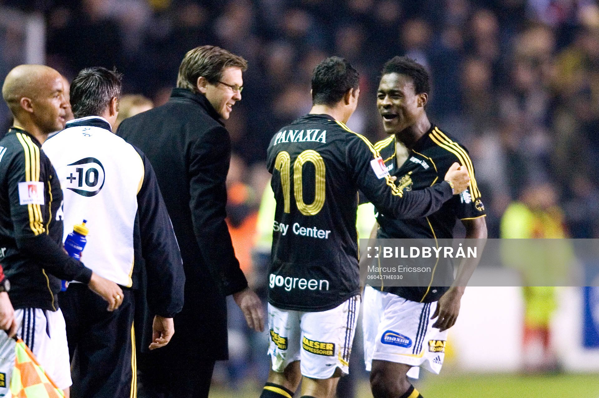 Derek Boateng springer ned och jublar hos Rikard Norling,