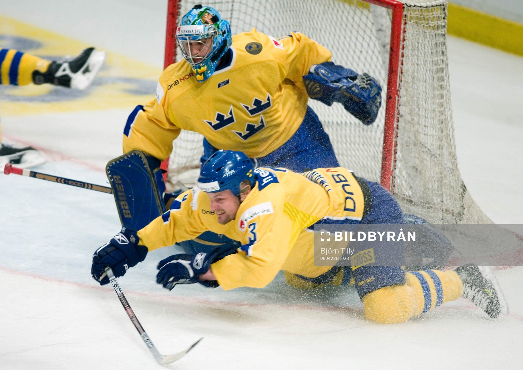 Stefan Liv, målvakt och Mattias Timander, Sverige