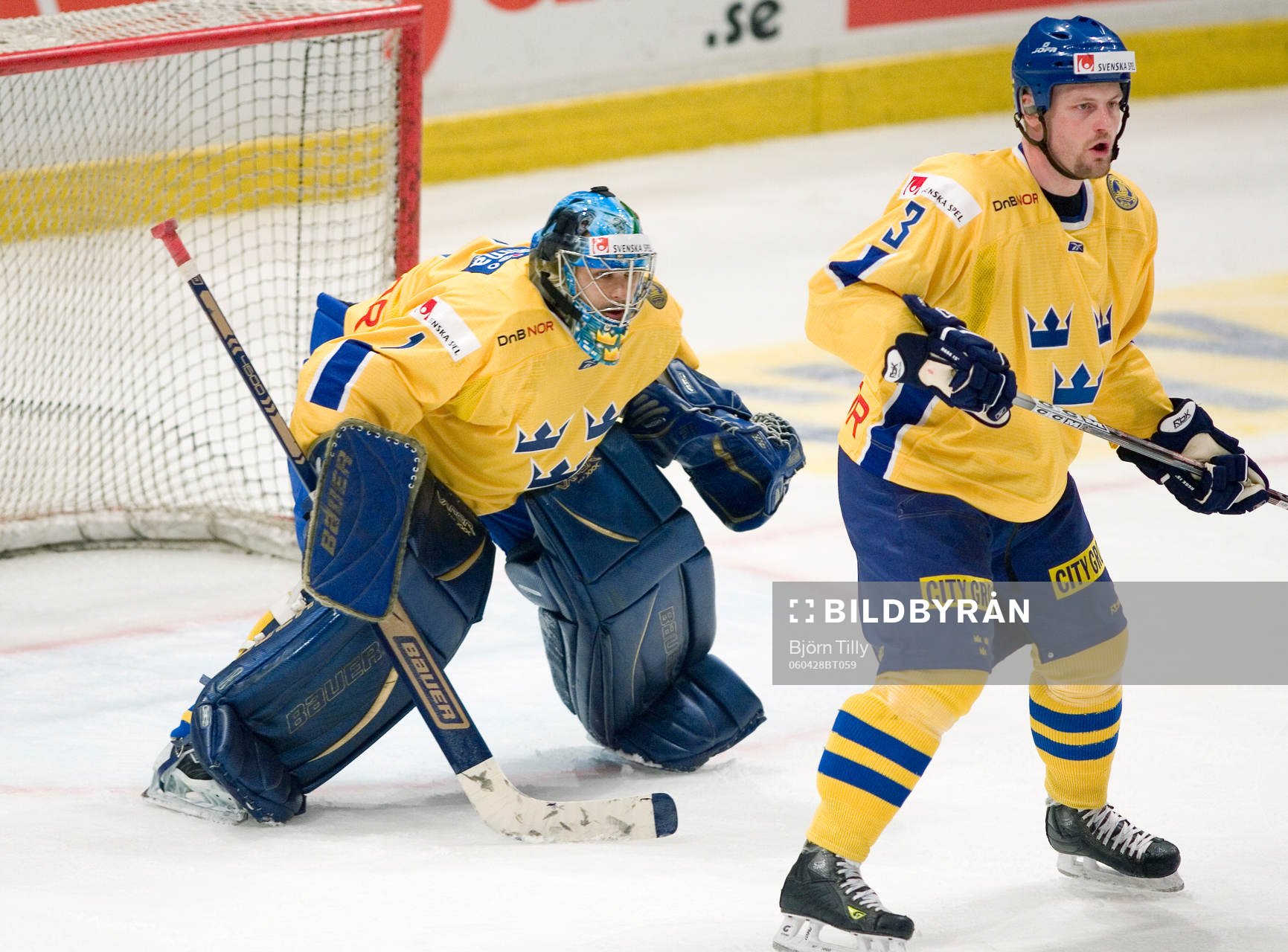 Stefan Liv, målvakt och Mattias Timander, Sverige