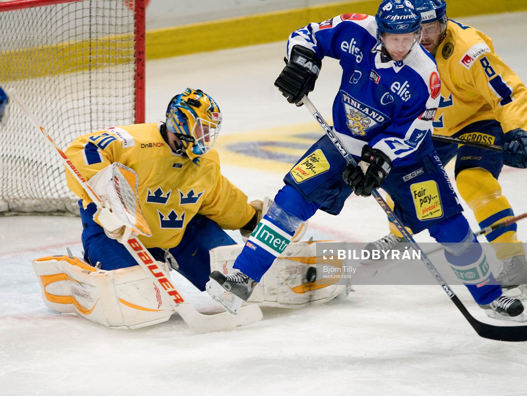 Johan Holmqvist, målvakt, Sverige och Timo Pärssinen,