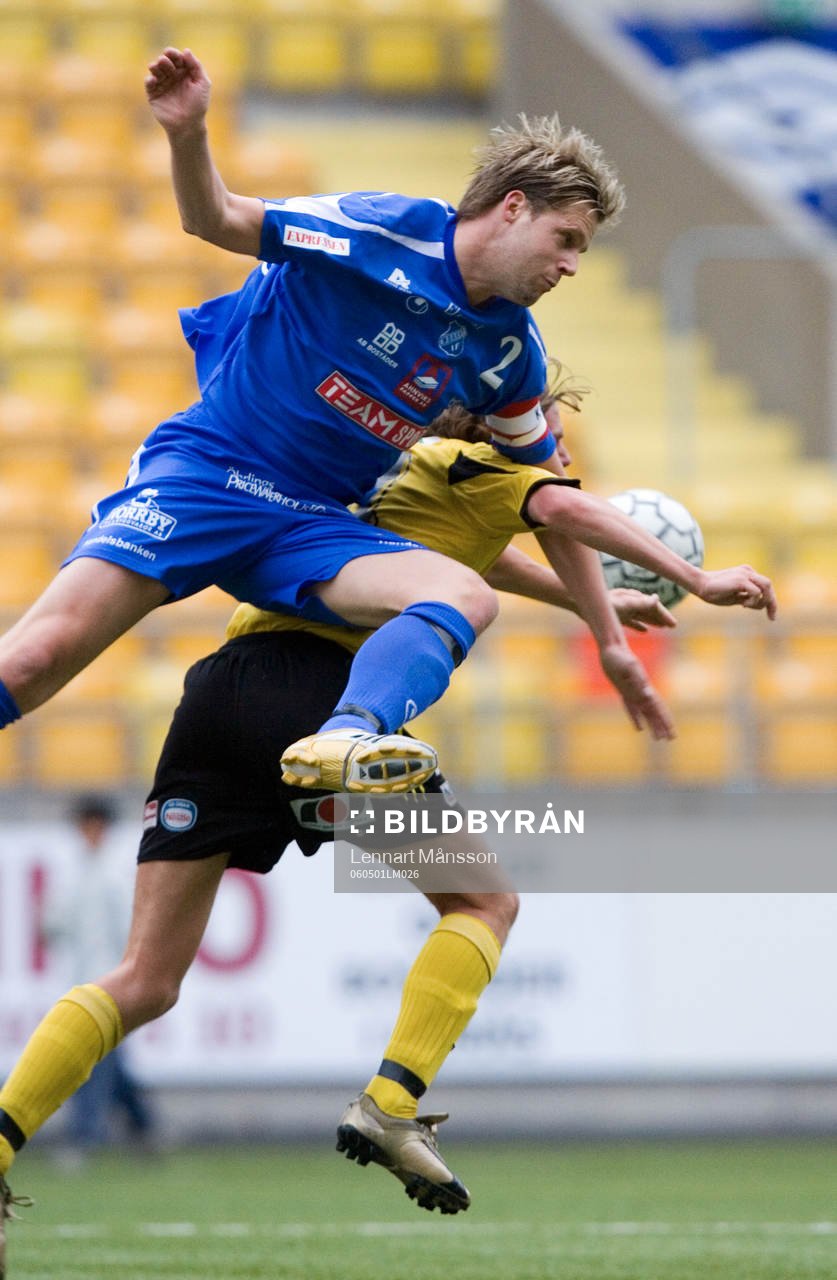  Fredrik Bryngelsson trycker ner en Hässleholms-spelare.