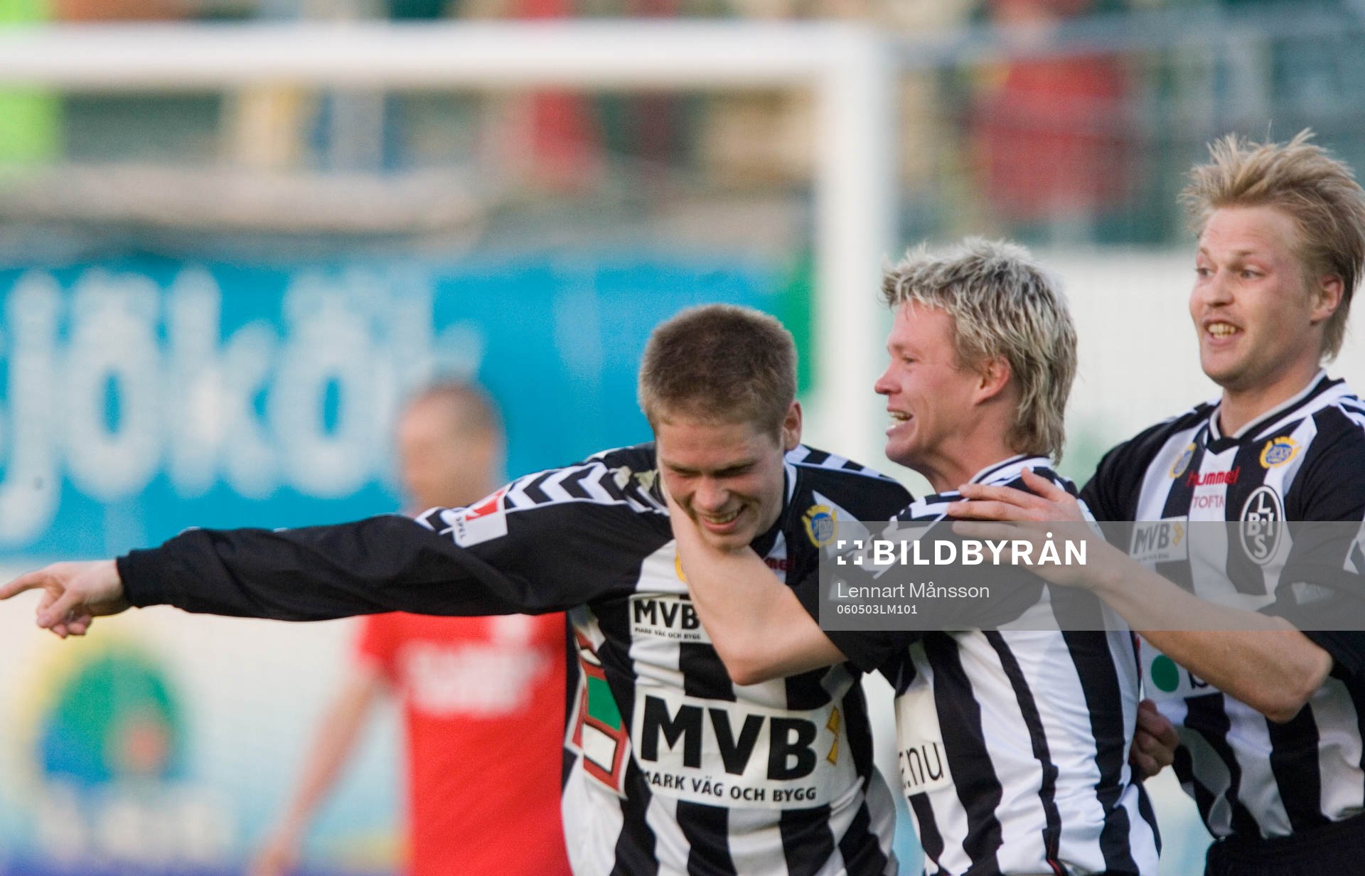 1-0 Johan Andersson, som här grattas av Håkan