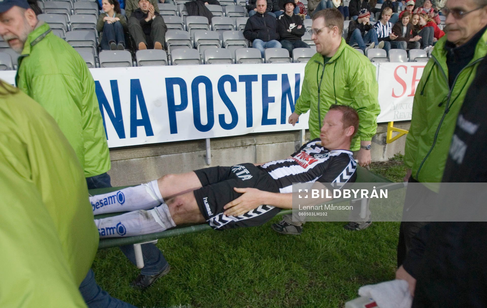 Jörgen Pettersson bars ut på bår