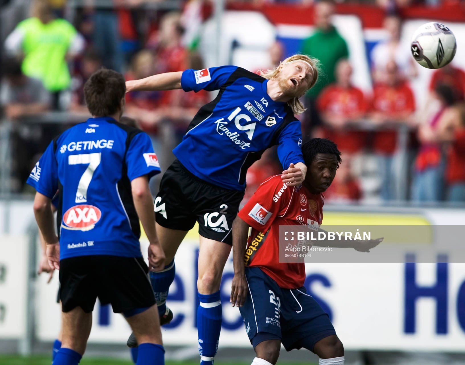  Per Johansson, Halmstad i duell med Boyd Mwila, Örgryte