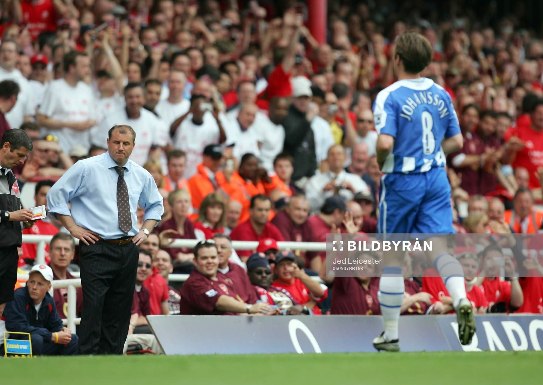  Andreas Johansson, Wigan blev utvisad efter 44 sekunder efter att ha rivit ner Fredrik Ljungberg, Arsenal. Paul Jewell, Manager Wigan var inte glad…