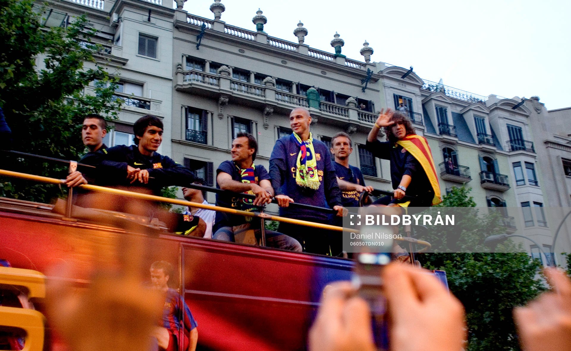 Henrik Larsson på bussen, kortege, parad, genom stan för