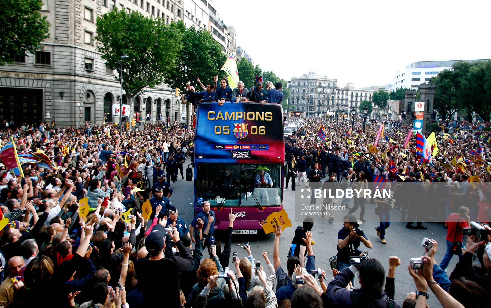 Spanska ligamästarna Barcelona i kortege, parad i buss