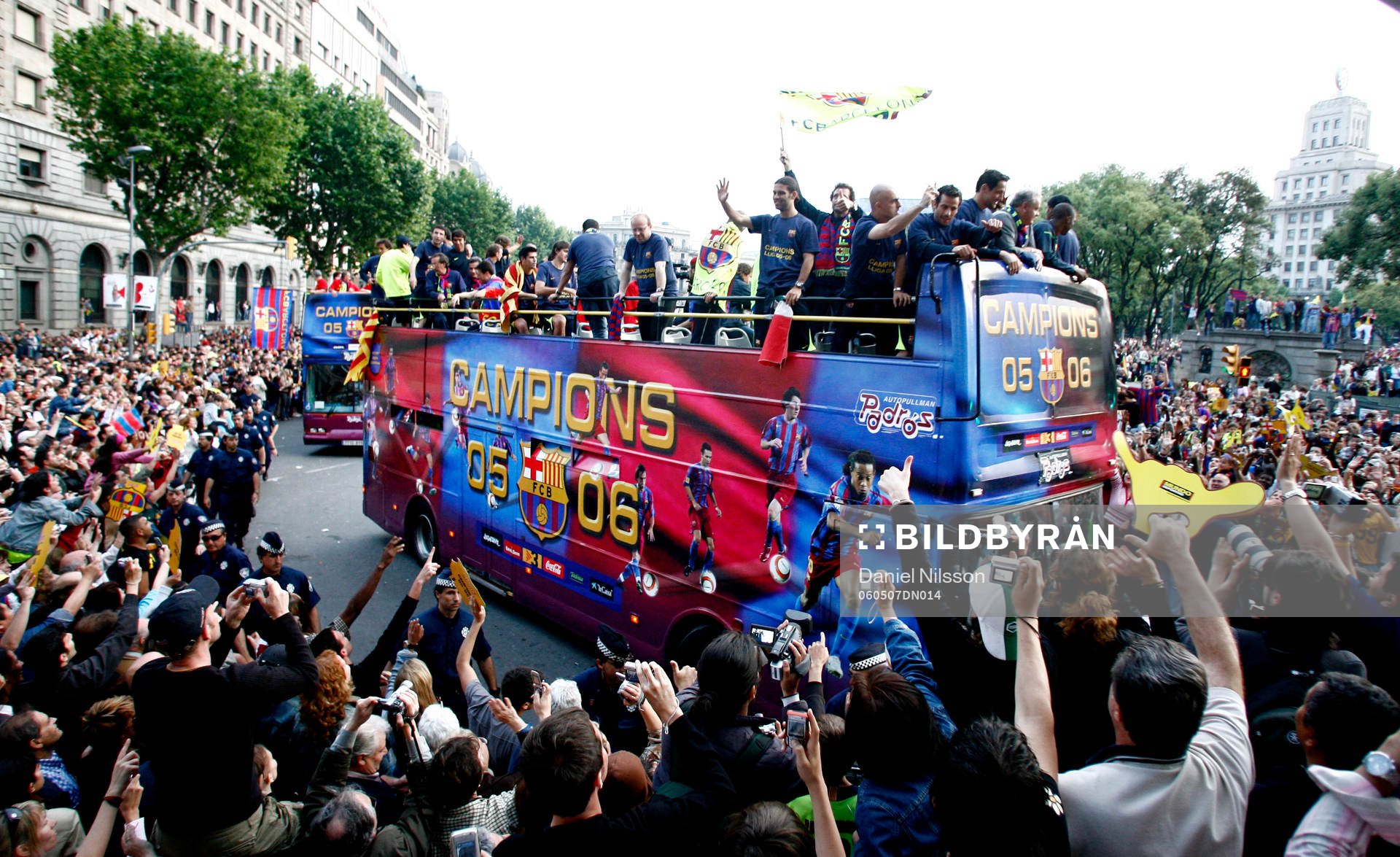 Spanska ligamästarna Barcelona i kortege, parad i buss