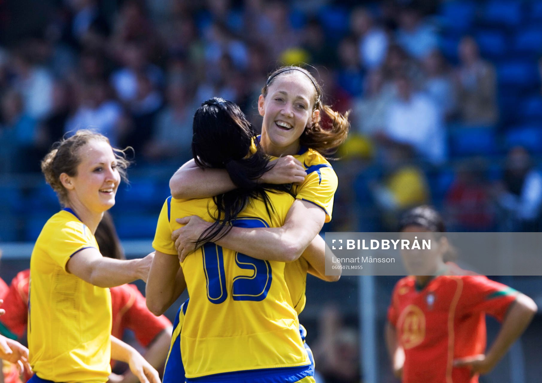 Lotta Schelin grattas av Therese Sjögran och