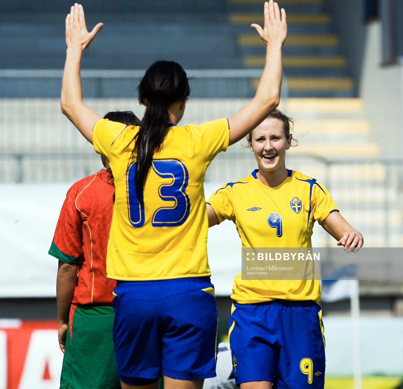 Lotta Schelin och tremålsskytten Therese Lundin, Sverige