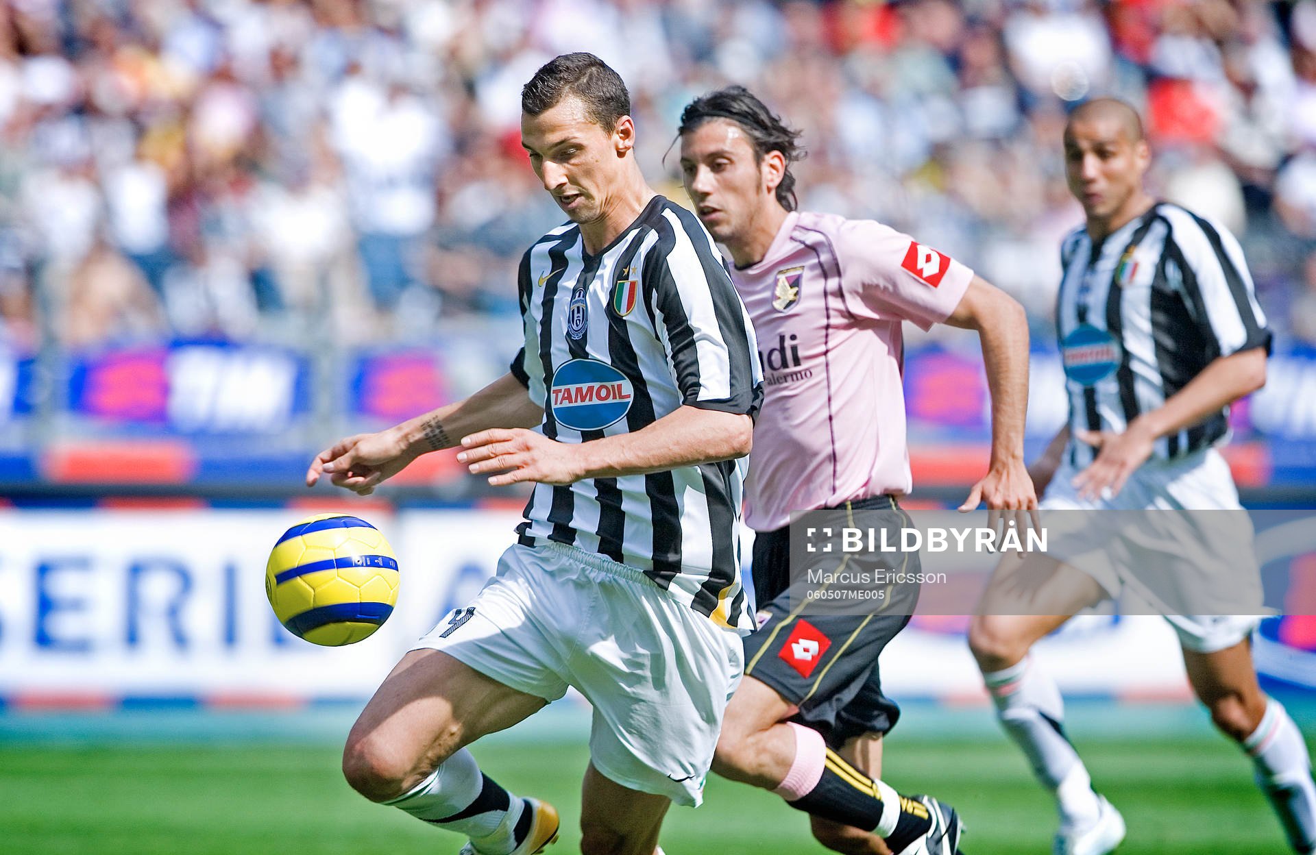 Zlatan Ibrahimovic får passningen och sticker mot mål