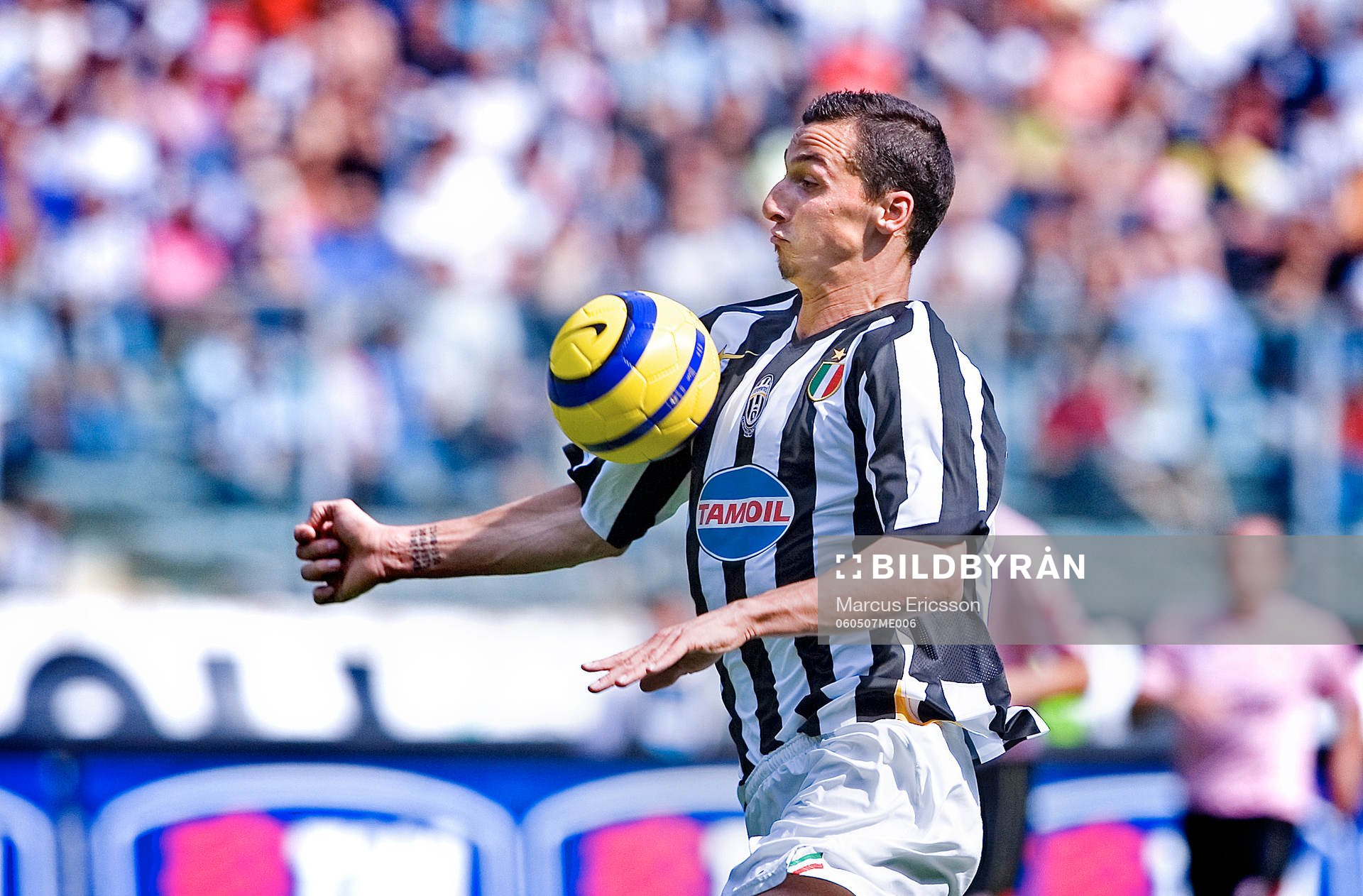Zlatan Ibrahimovic tar emot bollen