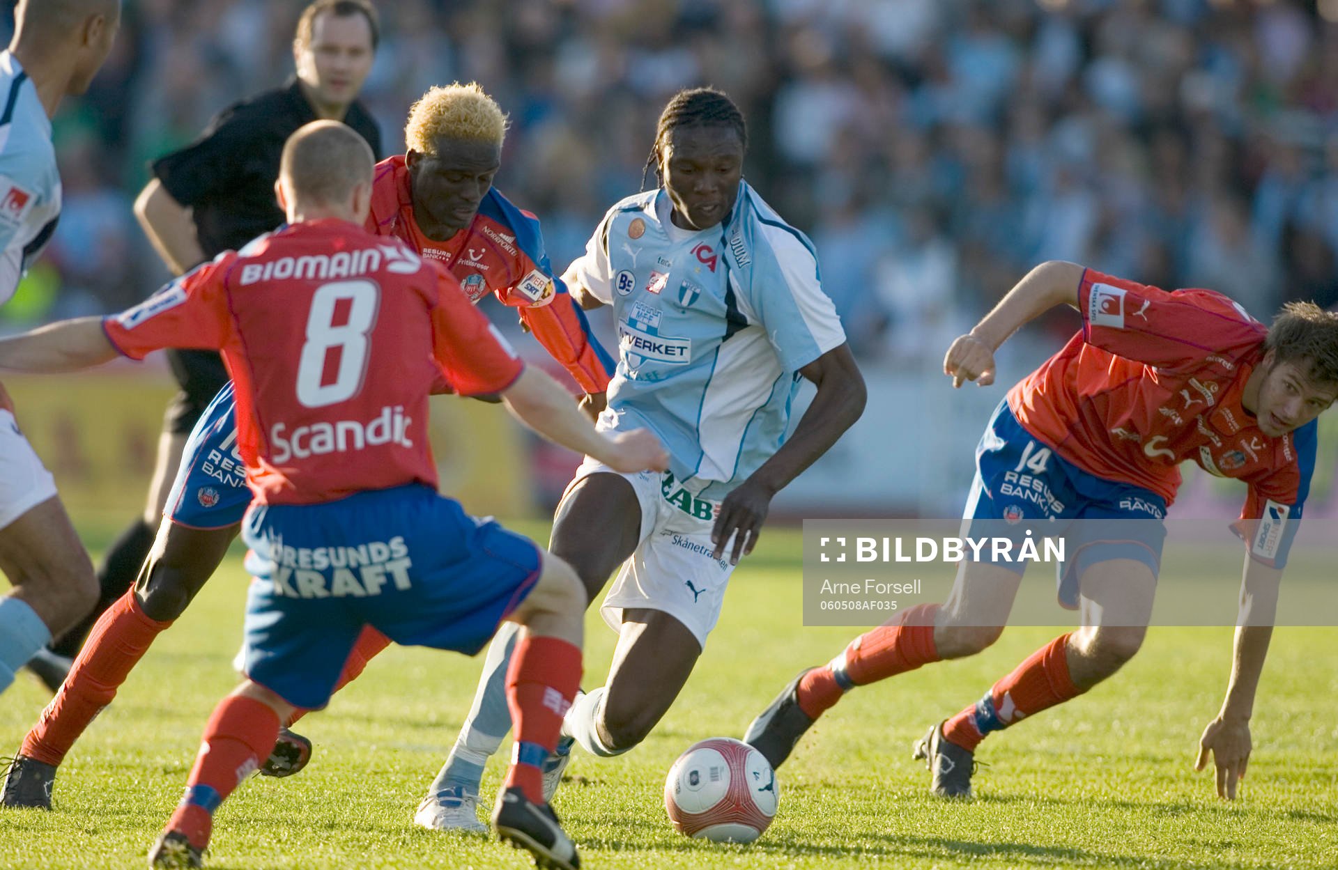 Edward Ofere - igen. Här röjer han bland HIF-försvararna