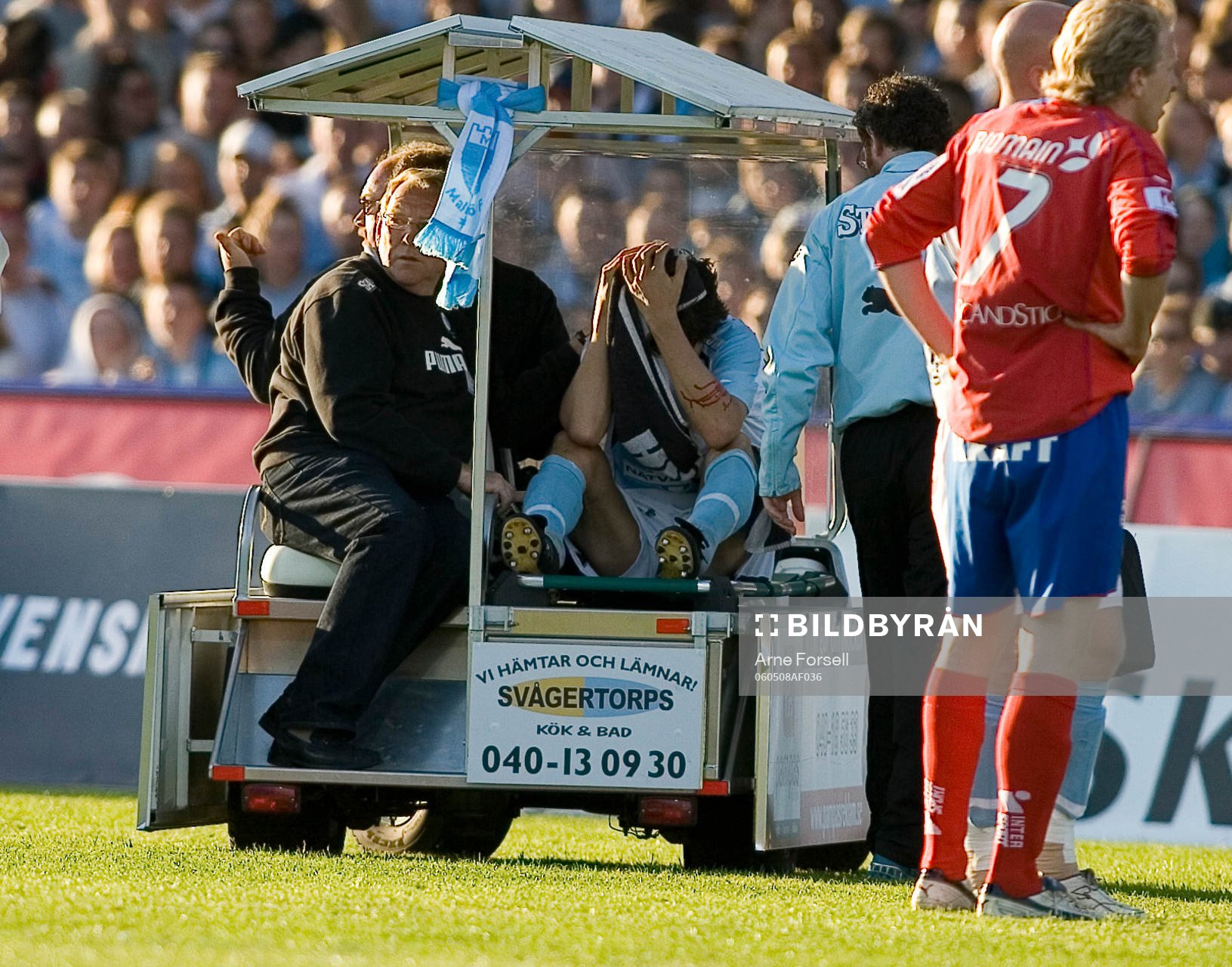 Jari Litmanen ut på bår