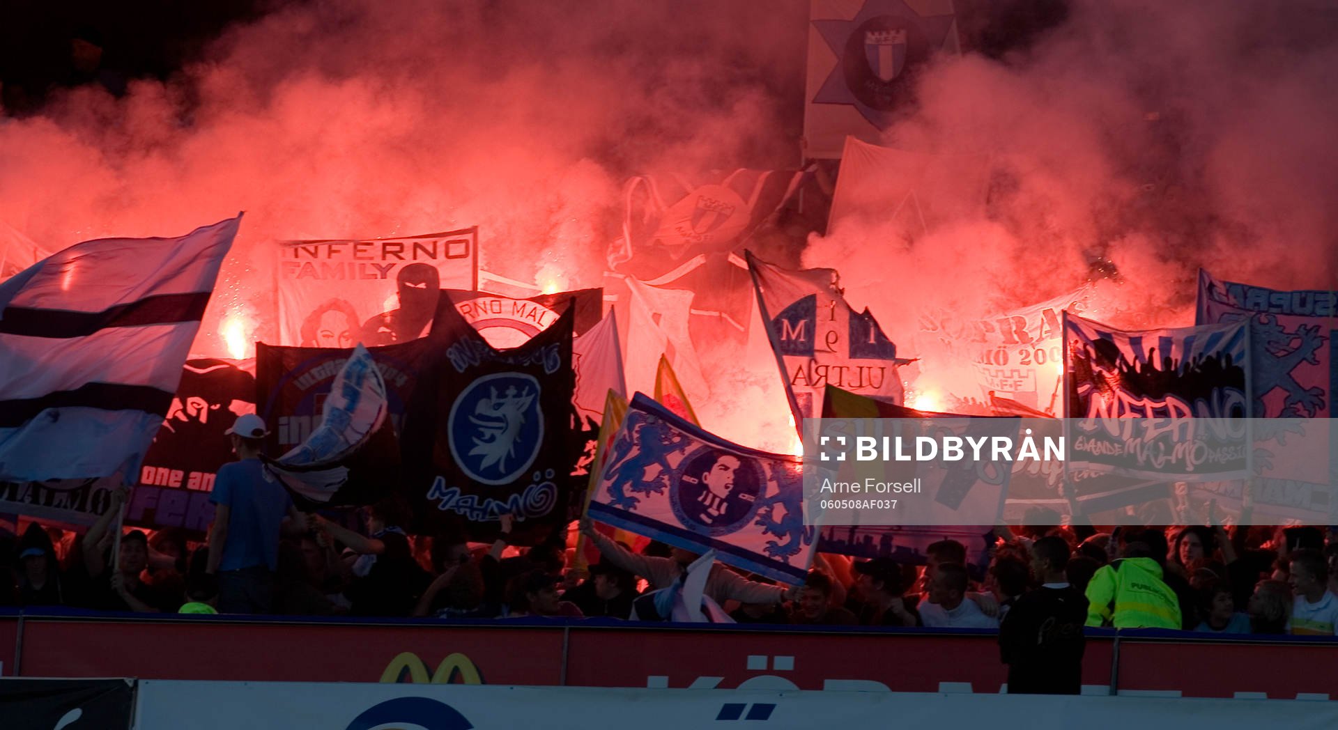 MFF-fansen firar med eld och rök, Fans, supporter,
