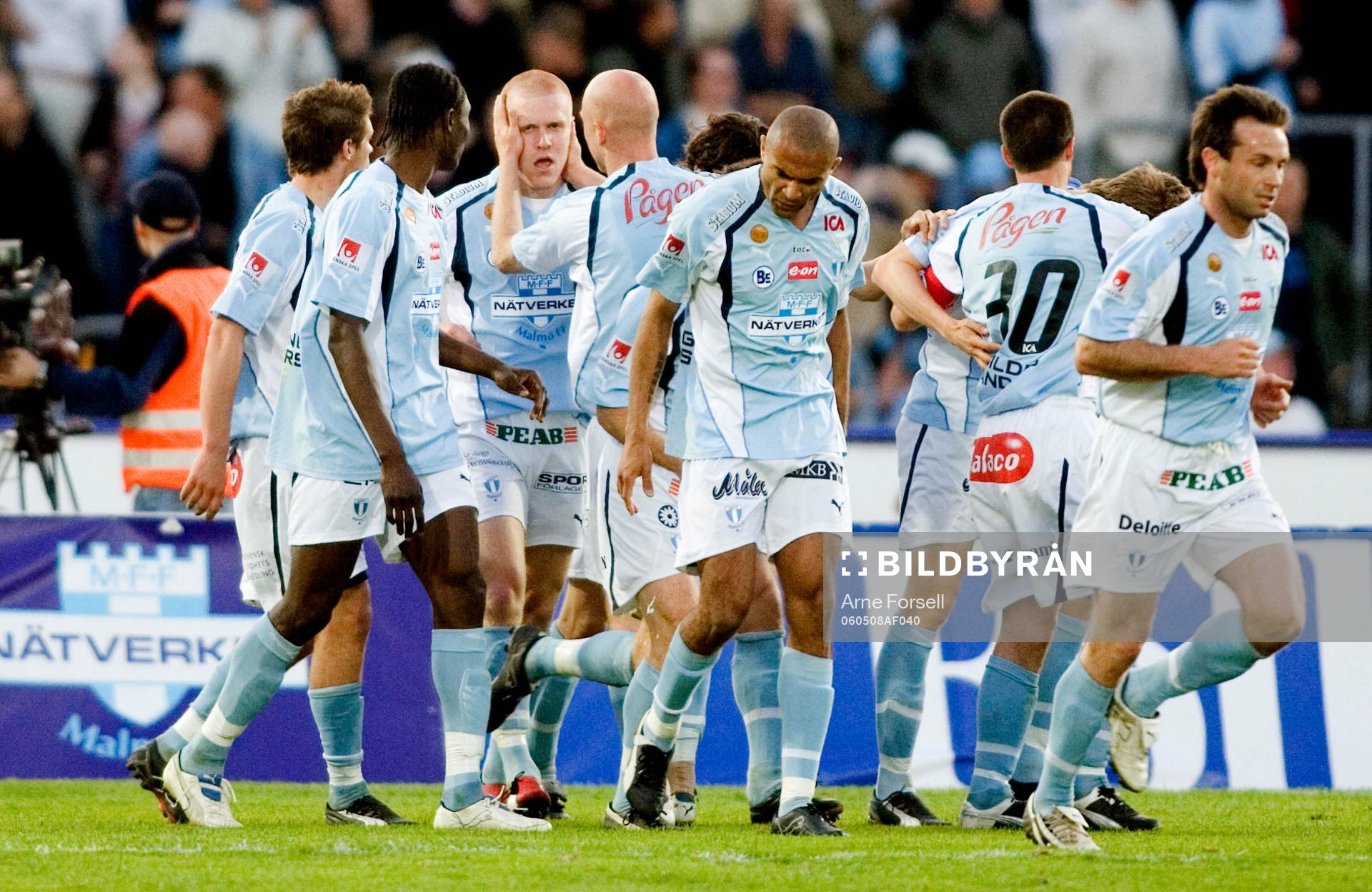  MFF jubel efter 3 - 1. Allsvenske debutanten Emil Hallfredsson får en klapp på huvudet