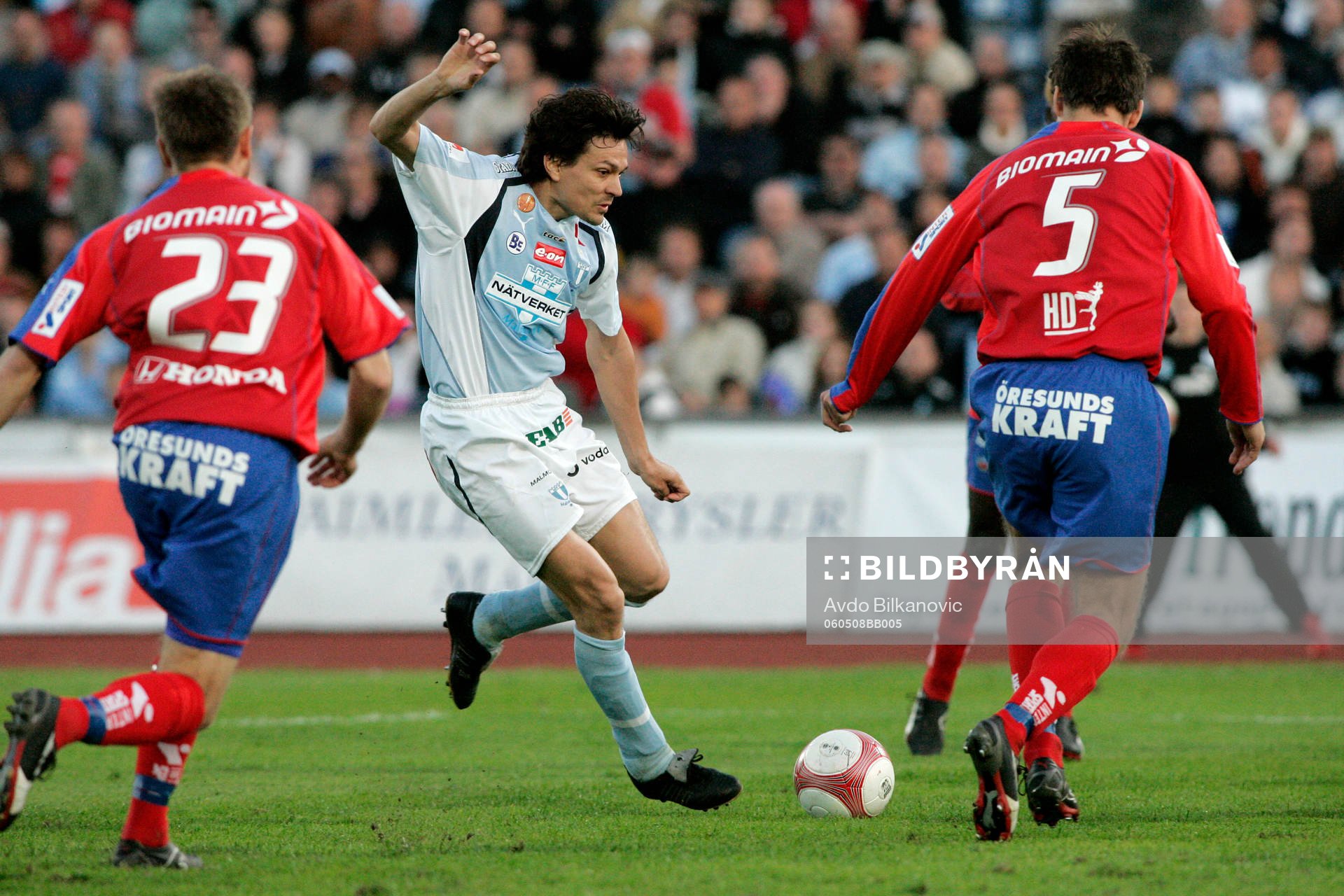 Fotboll, Allsvenskan, Malmö - Helsingborg: Jari Litmanen, Malmö, framför Andreas Jakobsson och Erik Wahlstedt, Helsingborg